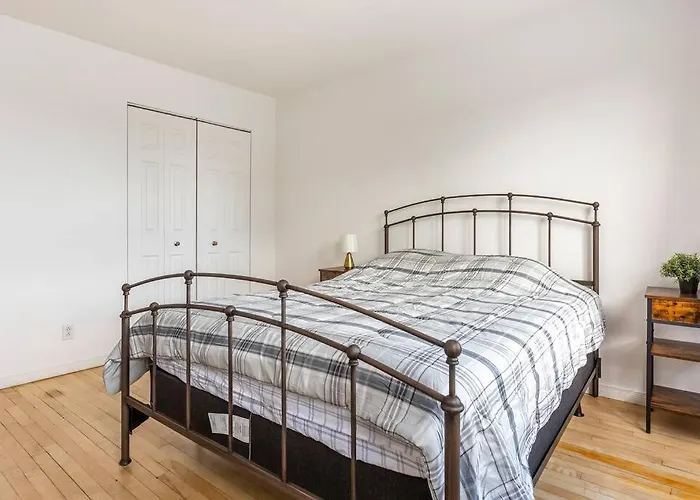 Lovely Rental Unit With Balcony~ Autoroute 40 Montreal