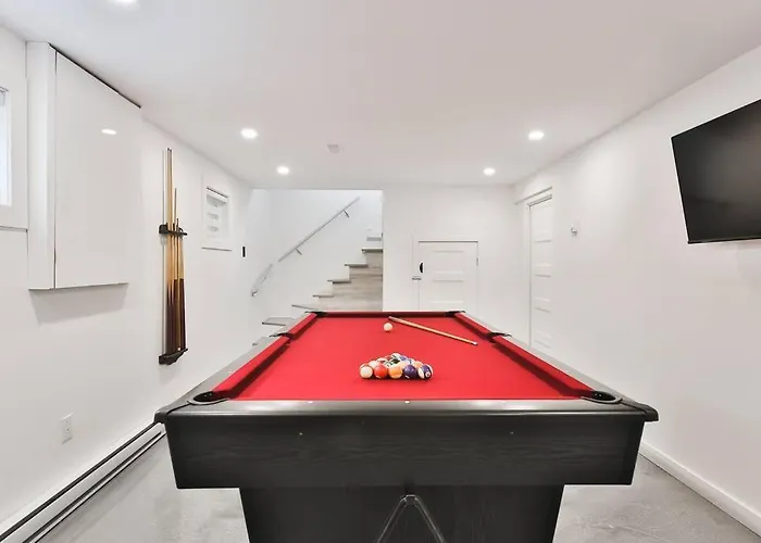 Pet friendly Gorgeous - Spacious - Parking - Pool Table Laval