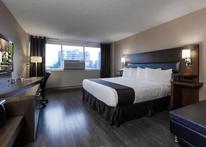 Montreal hotels near Redpath Museum
