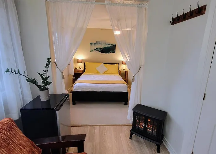 Kokomo Inn: Tropical Riverfront B&B for Adults on Capital Cycling Route Gatineau