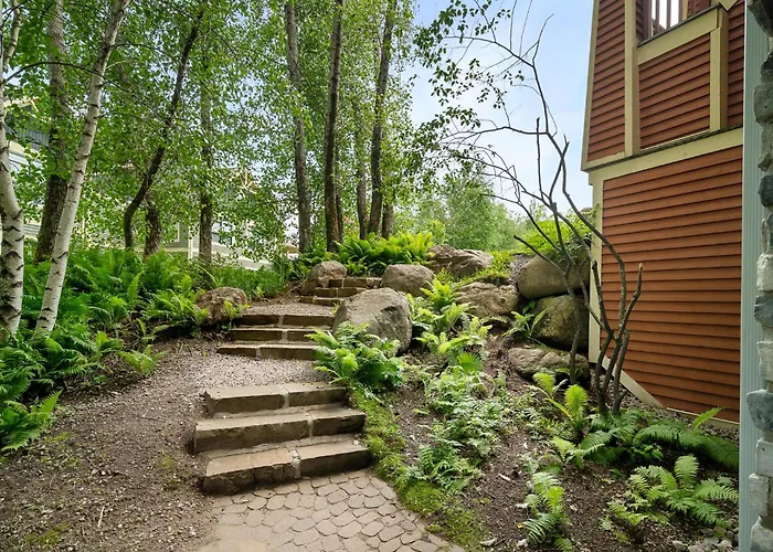 Les Eaux - 2Bdrs W Pool & Hot Tub Near Village Mont-Tremblant