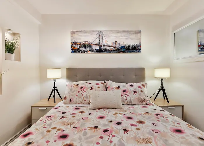 Pet friendly 100 Meters To Metro Beaudry - Full Apartments - 1 Minute Walk To The Famous St Catherine Street - Fast Wifi - Washer & Dryer On Site - Montcalm Units Montreal