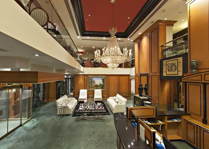 Montreal hotels near Dorchester Square