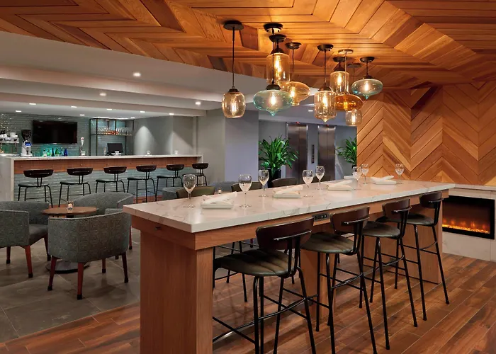 Montreal hotels near Place Montreal Trust