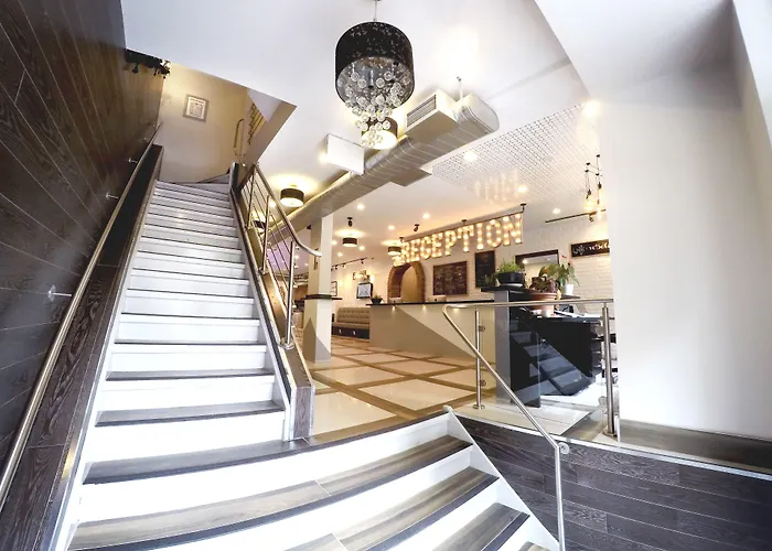 Montreal hotels near Eaton Center Montreal