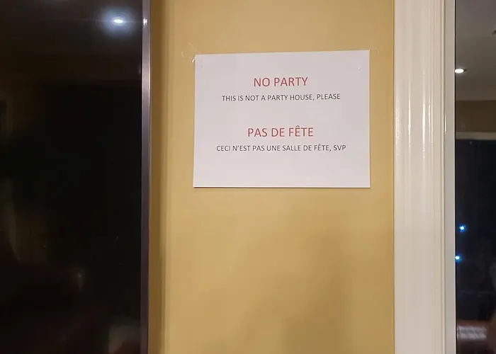 Villa Delrose Waterfront - No Party Montreal with Pool
