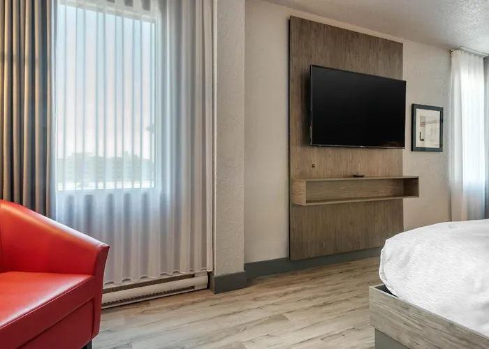 Quebec City hotels near Club de Tennis & Squash Montcalm Inc