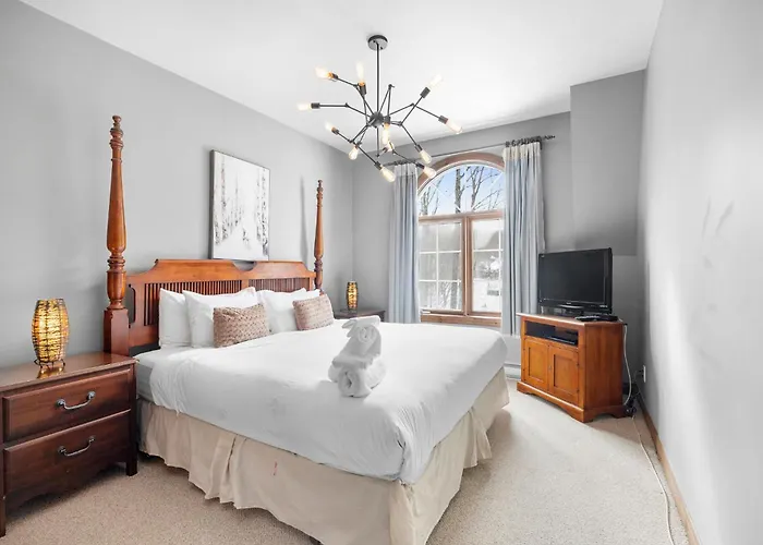 Private Les Manoirs 3Bdrs W Pool & Hottub Near Village Mont-Tremblant
