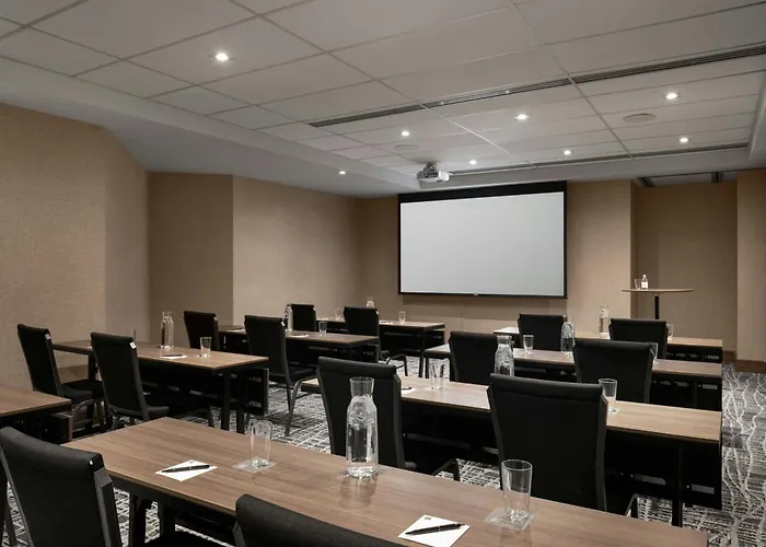 Montreal Hotels With Jacuzzi in Room near Place des Arts