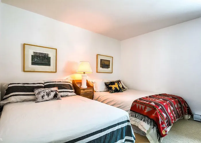 Pet friendly The "View" Quality Country Living Apartment Mont-Tremblant
